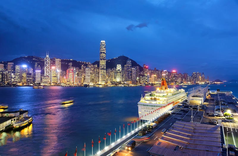 Hongkong - Hafen Victoria Harbor und Wolkenkratzer bei Sonnenuntergang - ©AaronPlayStation - stock.adobe.com