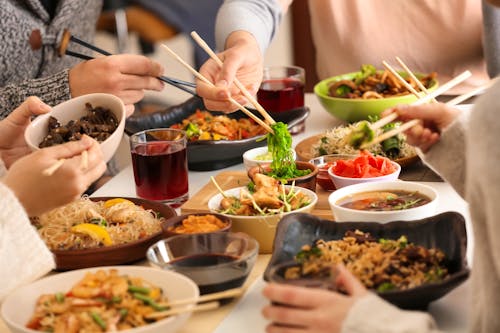 Chinesische Küche - gemeinsames Verkosten leckerer asiatischer Gerichte &ndash; &copy; Pixel-Shot - Adobe Stock