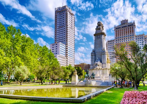 Plaza de Espana in Madrid mit dem Cervantes Monument &ndash; &copy; efired - stock.adobe.com