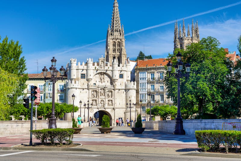 Mittelalterliches Stadttor und die Kathedrale in Burgos - ©Carlos Bruzos Valin - stock.adobe.com