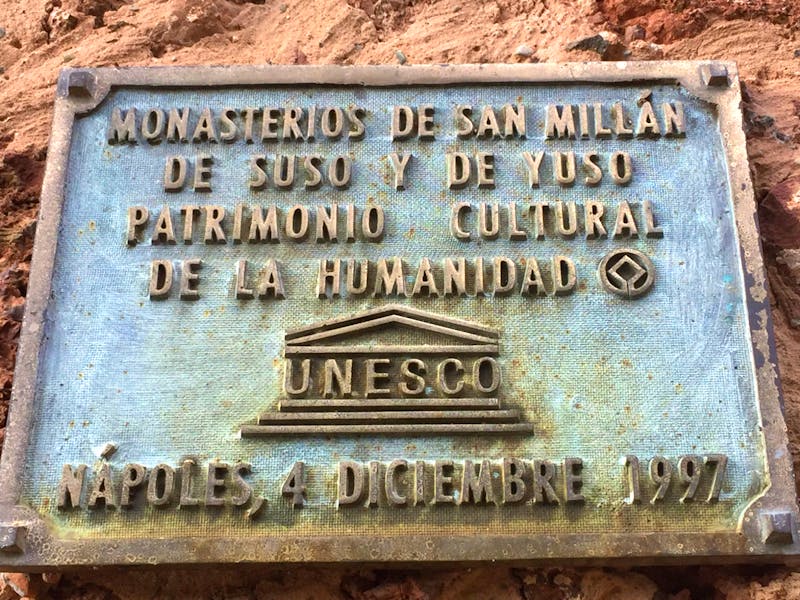 Schild zum UNESCO-Weltkulturerbe - Klöster Suso und Yuso  - ©Birgit Kirchner - Eberhardt TRAVEL