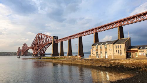 Brücken über den Firth of Forth - die Eisenbahnbrücke Roter Drache &ndash; &copy; Marlies Thrum - Eberhardt TRAVEL