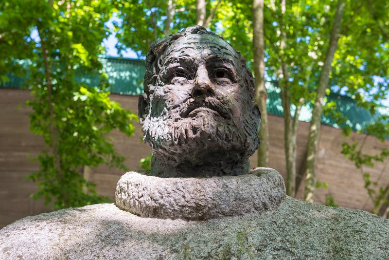 Ernest Hemingway Statue in Pamplona - ©Noradoa - stock.adobe.com