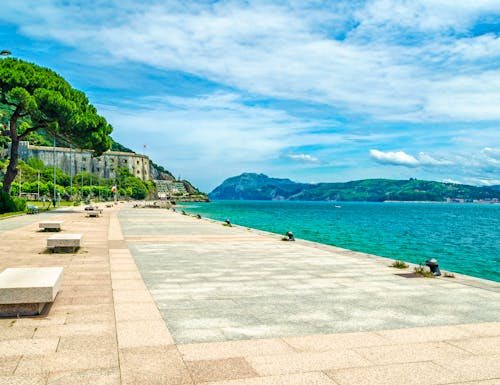 Uferpromenade in Santona am Golf von Biskaya in Nordspanien – © vli86 - stock.adobe.com