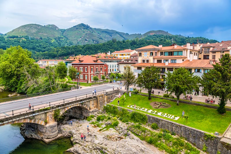 Cangas de Onis in Asturien - vor den Picos de Europa - ©Valery Rokhin - stock.adobe.com