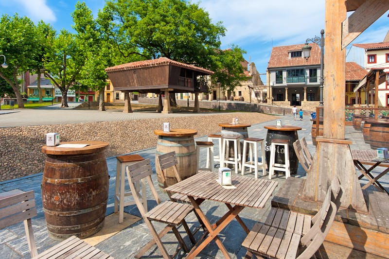 Hauptplatz mit typischem Kornspeicher in Aviles - Asturien - ©Francisco Javier Gil - stock.adobe.com