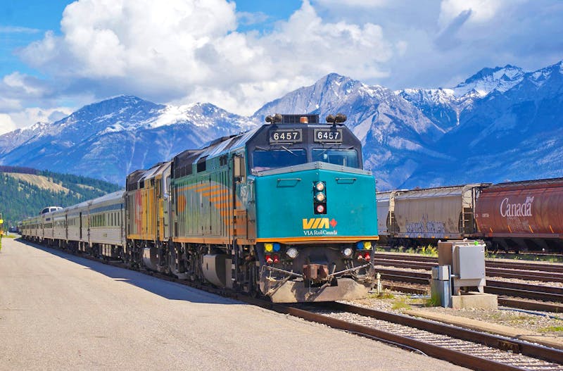Zug The Canadian in Jasper inmitten der Rocky Mountains - ©Susanne Schirmann - Eberhardt TRAVEL