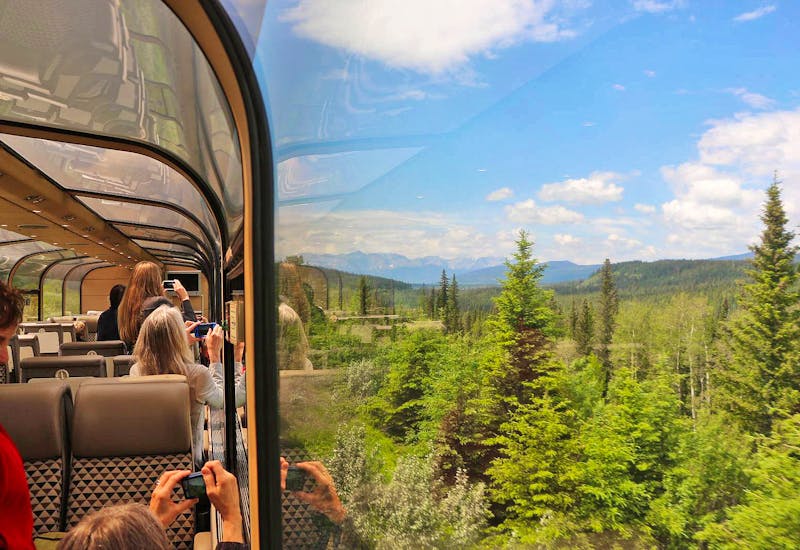 Zugfahrt bei Jasper in den Rocky Mountains - The Canadian - ©Kristin Weigel - Eberhardt TRAVEL
