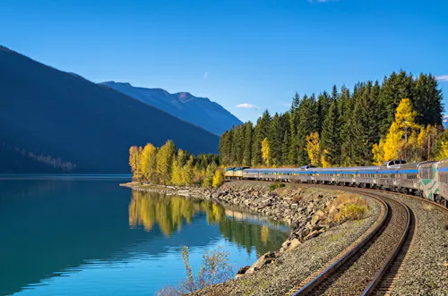 Zug The Canadian am Moose Lake in Alberta &ndash; &copy; CLAUDE ROBIDOUX - VIA Rail Canada