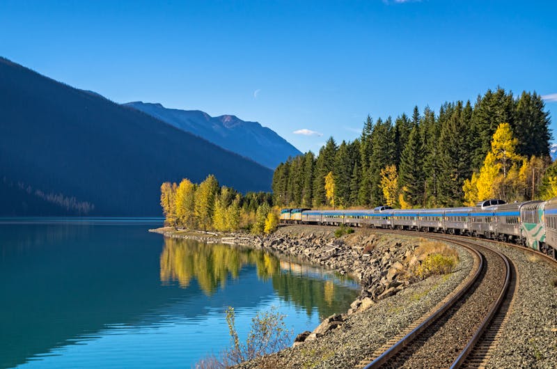 Zug The Canadian am Moose Lake in Alberta - ©CLAUDE ROBIDOUX - VIA Rail Canada
