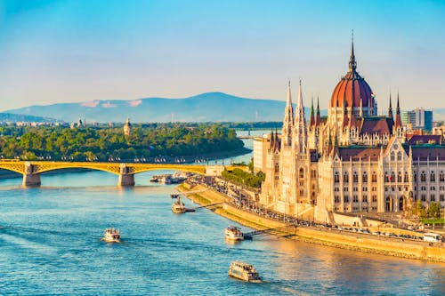 Budapest und Donau &ndash; &copy; Alberto Giron - stock.adobe.com