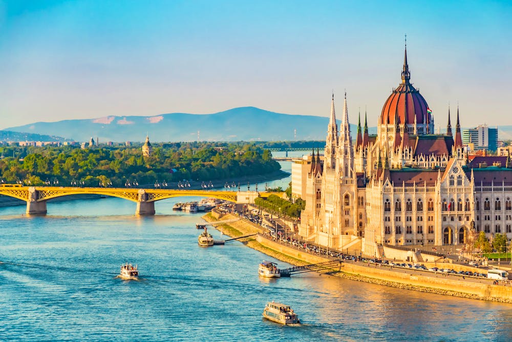 Budapest und Donau &ndash; &copy; Alberto Giron - stock.adobe.com