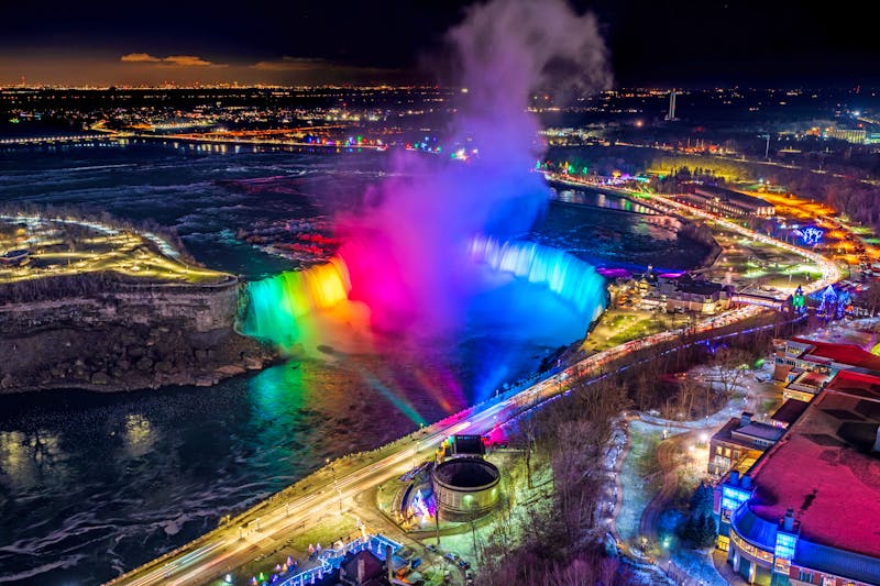 Beleuchtete Niagara-Fälle im Winter - ©Shawn.ccf - stock.adobe.com