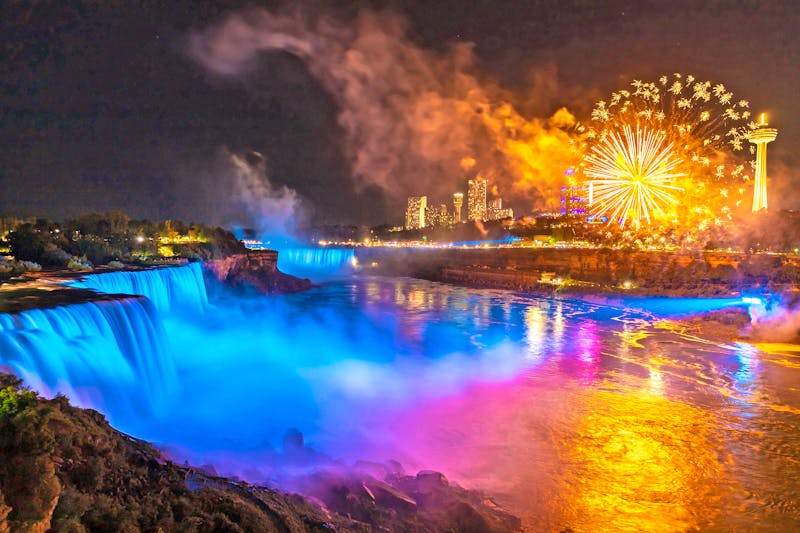 Silvester-Feuerwerk an den Niagara-Fällen - ©Sergii Figurnyi - stock.adobe.com