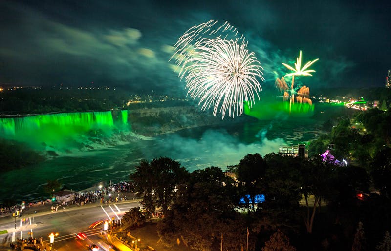 Silvester-Feuerwerk an den Niagara-Fällen - ©Maxime - stock.adobe.com