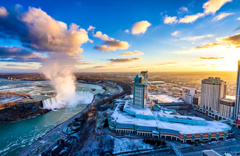 Der Ort Niagara Falls am Niagara River - ©Shawn.ccf - stock.adobe.com