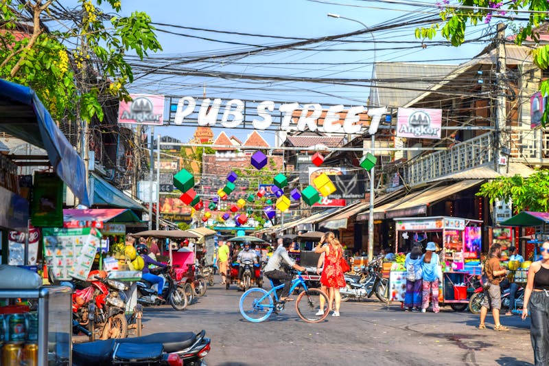 Siem Reap - belebte Geschäftsstraße im Stadtzentrum - ©ndk100 - stock.adobe.com