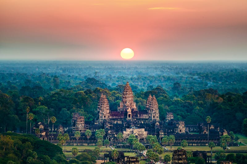 Siem Reap - Blick auf die Tempelanlage von Angkor Watt bei Sonnenuntergang - ©kintarapong - stock.adobe.com