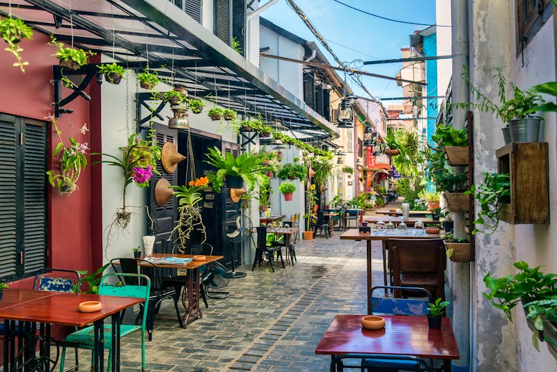 Siem Reap - Gasse in der Altstadt mit Restaurants udn Cafes - ©TravelPhotography - stock.adobe.com