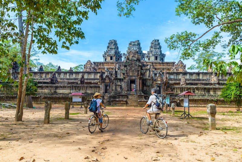 Fahrradtour in den Tempelanlagen von Angkor  - ©fabio lamanna - stock.adobe.com