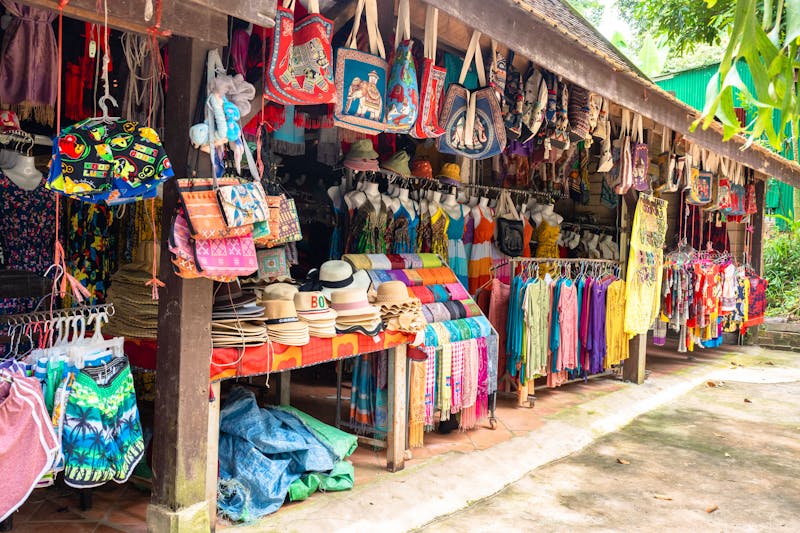 Souvenir-Verkauf an einem Tempel auf dem Berg Phnom Kulen bei Siem Reap - ©Vannnet_Graphic - stock.adobe.com