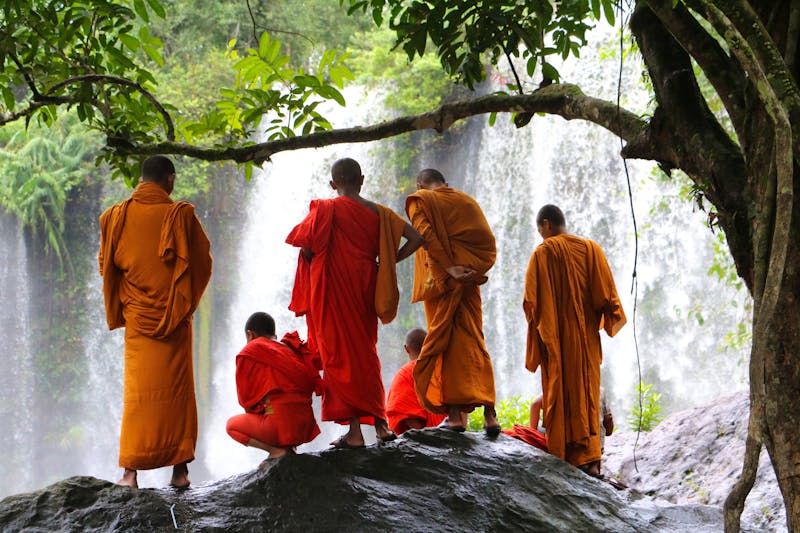 Berg Phnom Kulen bei Siem Reap - buddhistische Mönche an einem Wasserfall - ©Andrii - stock.adobe.com
