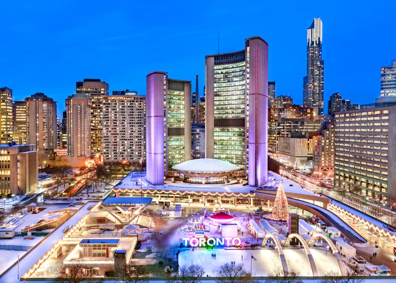 Toronto - Rathaus und Eislaufbahn am Nathan Phillips Square - ©Peter Mintz - stock.adobe.com