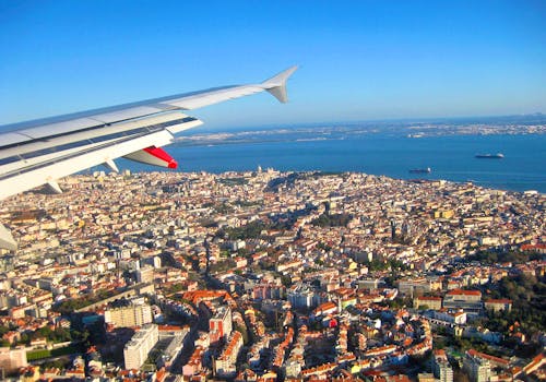 Flug über Lissabon &ndash; &copy; Annette Zocher - Eberhardt TRAVEL