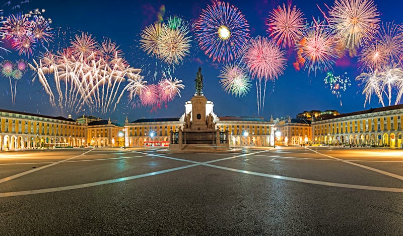 Silvester-Feuerwerk über dem Praca do Comercio in Lissabon - ©Pawel Pajor - stock.adobe.com