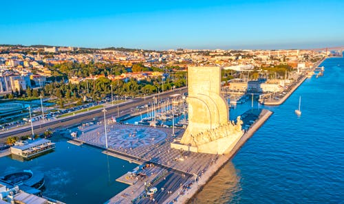 Entdeckerdenkmal am Ufer des Tejo in Lissabon &ndash; &copy; dudlajzov - stock.adobe.com