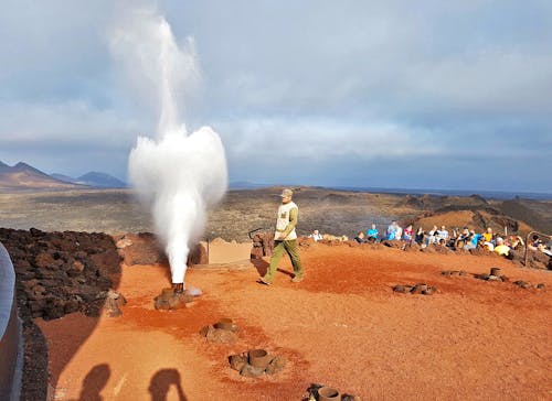 Vulkan-Show im Timanfaya-Nationalpark auf Lanzarote &ndash; &copy; Benjamin Rodriguez Manzanares - Eberhardt TRAVEL