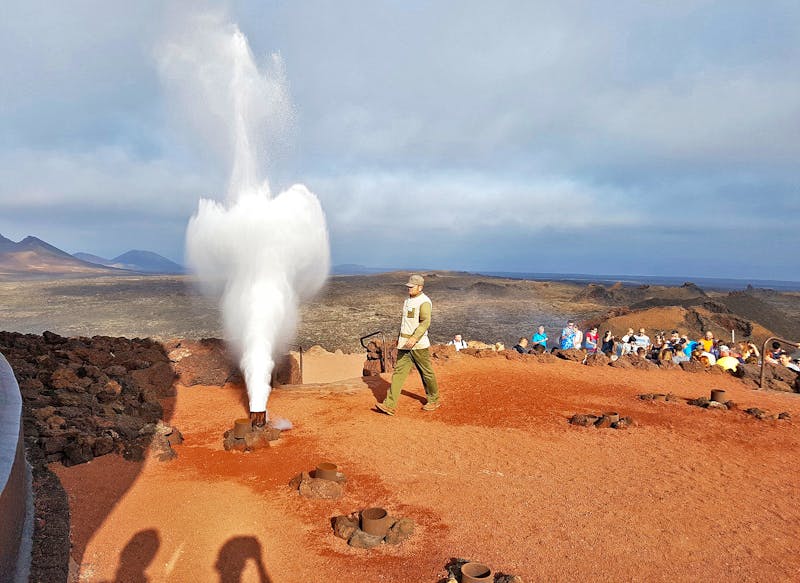 Vulkan-Show im Timanfaya-Nationalpark auf Lanzarote - ©Benjamin Rodriguez Manzanares - Eberhardt TRAVEL