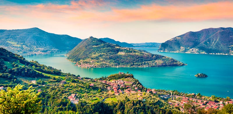 Panoramablick auf den Lago d'Iseo - Sonnenaufgang über Marone und der Insel Monte Isola  - ©Andrew Mayovskyy - stock.adobe.com