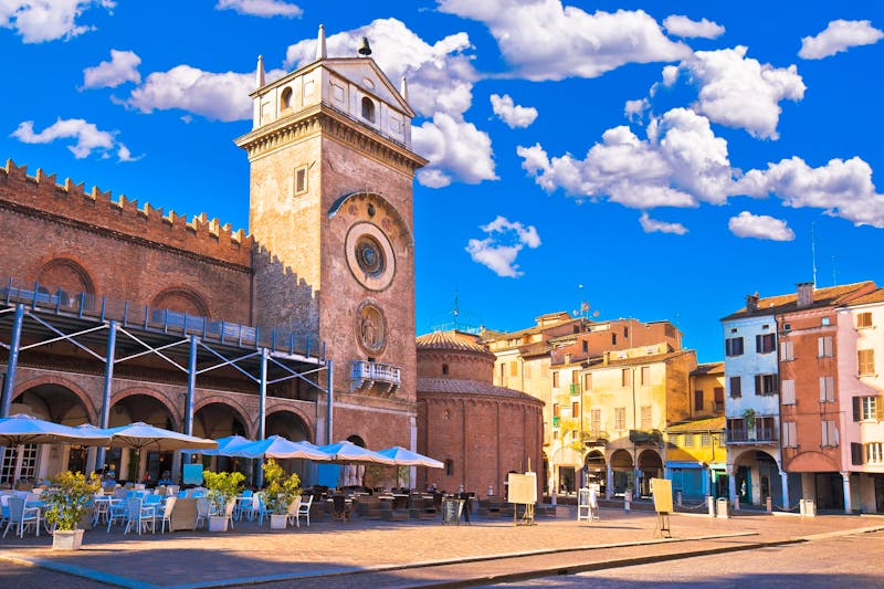 Mantua - Piazza delle Erbe in der Altstadt - ©xbrchx - stock.adobe.com