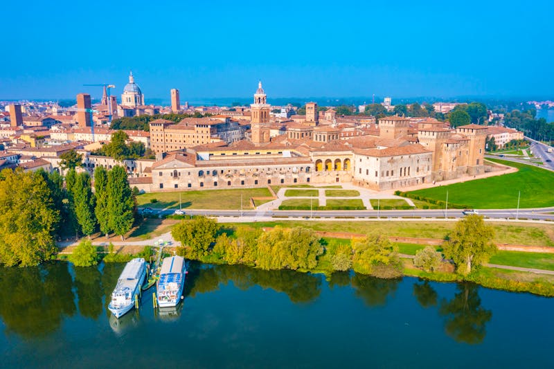 Mantua - Panoramablick auf die Altstadt und die Ausflugsschiffe - ©dudlajzov - stock.adobe.com
