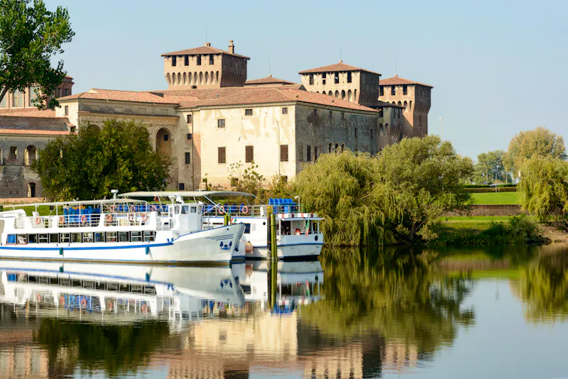 Mantua - Ostseite des Palazzo Ducale und Ausflugsschiffe - &copy;hal_pand_108 - stock.adobe.com