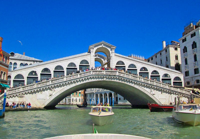 Fahrt mit dem Wassertaxi in Venedig - Rialto-Brücke - ©Heike Heinen - Eberhardt TRAVEL