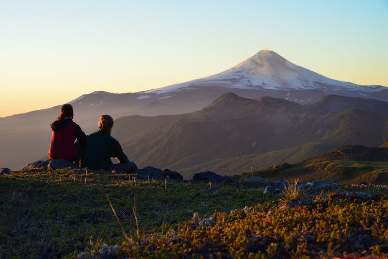Vulkan Villarica bei Pucon - ein Paar genießt den Sonnenuntergang - ©Mathias - stock.adobe.com