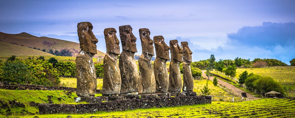 Osterinsel - Moai-Steinstatuen Ahu Akivi  – © rpbmedia - stock.adobe.com