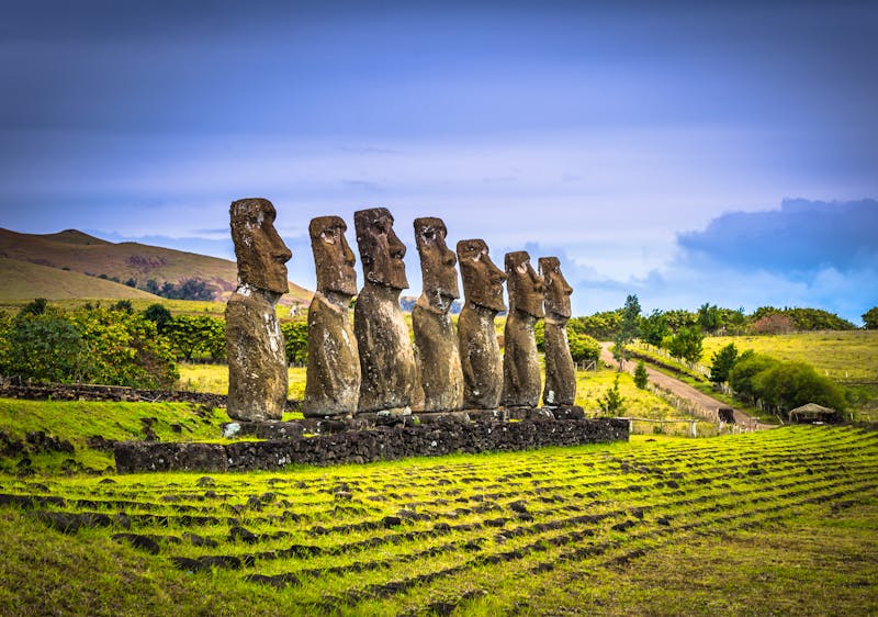 Osterinsel - Moai-Steinstatuen Ahu Akivi  - ©rpbmedia - stock.adobe.com