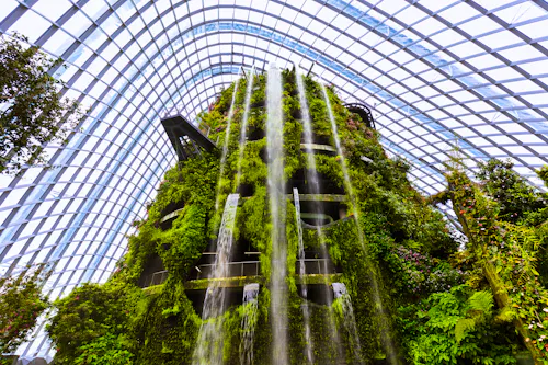 Singapur - Cloud Forest Dome in den Gardens by the Bay &ndash; &copy; Nikolai Sorokin - stock.adobe.com