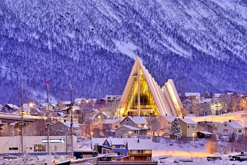 Eismeerkathedrale (Ishavskatedralen) – Tromsø, Norwegen &ndash; &copy; Tomasz Warszewski - stock.adobe.com