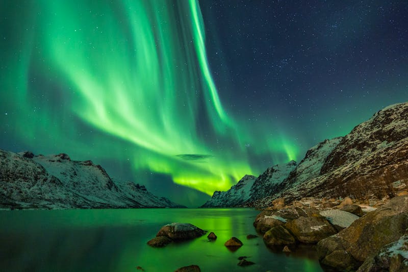 Aurora Borealis zwischen Djords in Tromsø - ©jamenpercy - stock.adobe.com