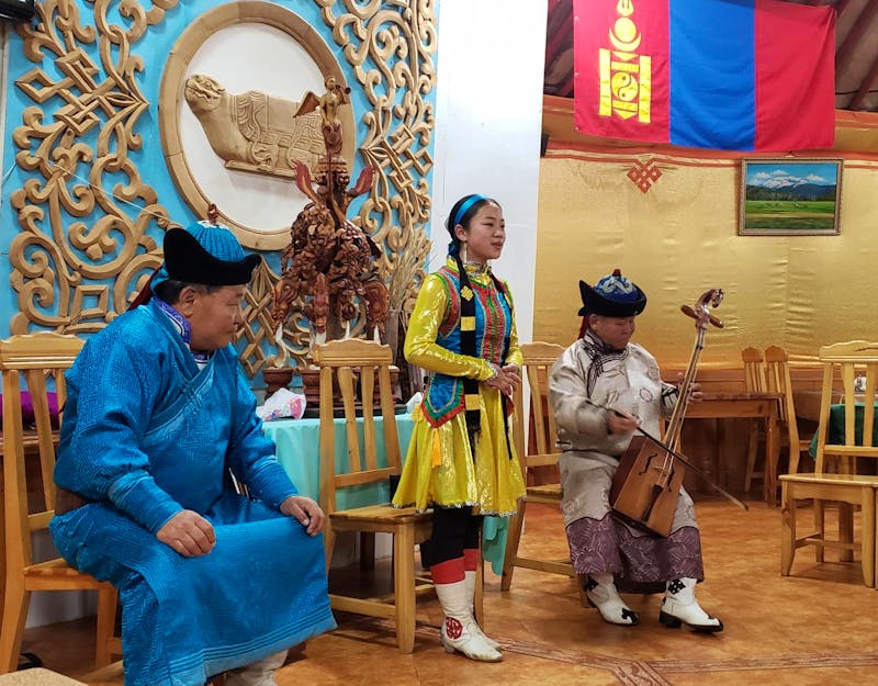 Folklore Tanz und Kehlkopfgesang im Jurtencamp bei Karakorum - © - Eberhardt TRAVEL