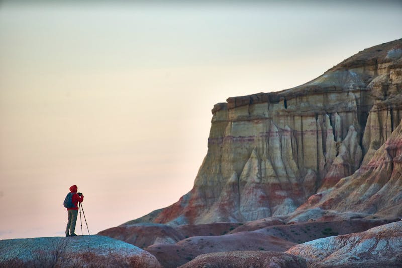 Tsagaan-Suvarga-Canyon - Fotograf vor den momorierten Felswänden - ©tolstnev - stock.adobe.com