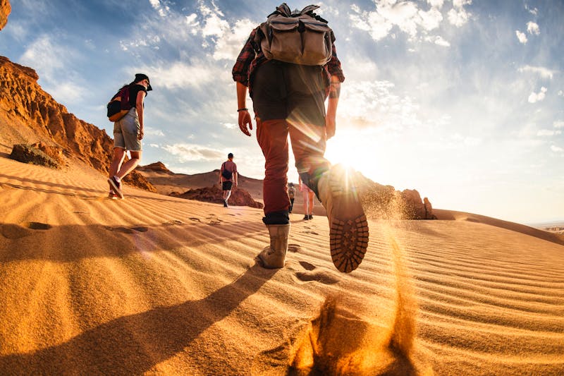 Dünen-Wandern in der Wüste Gobi bei Sonnenuntergang - ©cppzone - stock.adobe.com