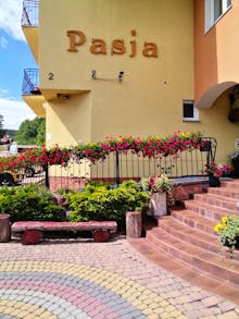 Hoteleingang vom Hotel Pasja – © Hotel Pasja