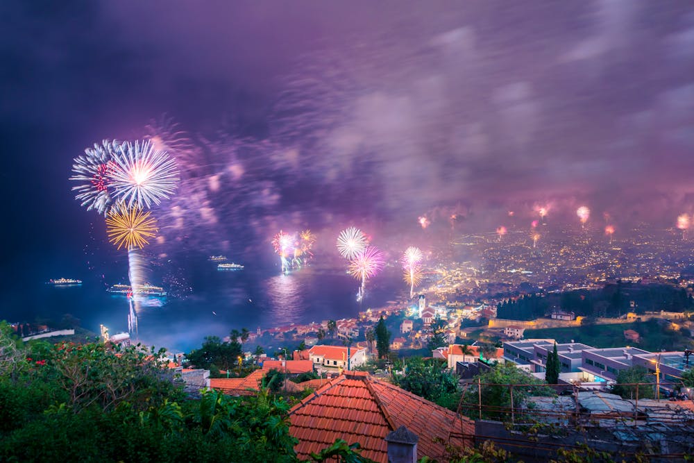 Funchal auf Madeira - grandioses Silvester-Feuerwerk über dem Meer &ndash; &copy; Artem - stock.adobe.com