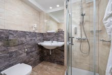 Zimmerbeispiel Doppelzimmer Comfort-Badezimmer im JUVENA WELLNESS & SPA - Hotel**** – © IdeaSpa