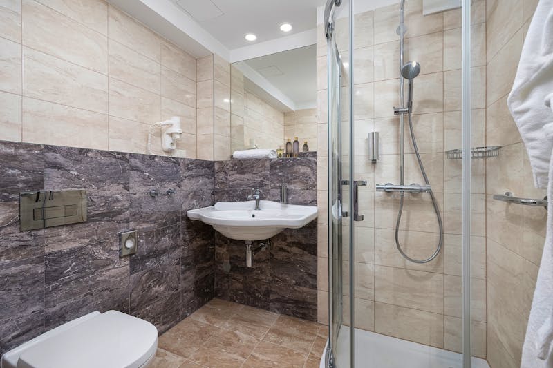 Zimmerbeispiel Doppelzimmer Comfort-Badezimmer im JUVENA WELLNESS & SPA - Hotel**** – ©IdeaSpa